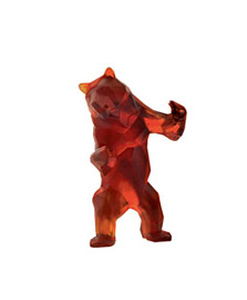 Richard Orlinski 所创作的深琥珀色狂野熊雕塑